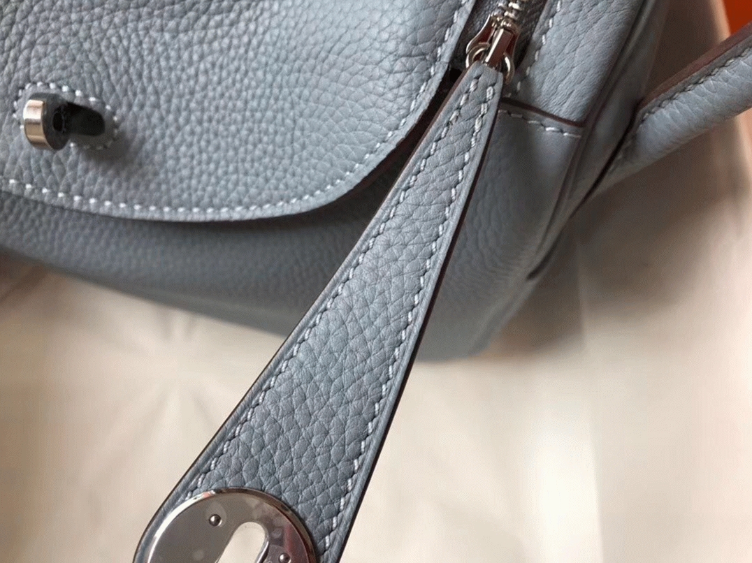 Replica Hermes Lindy 26cm handbag in blue lin angle 5