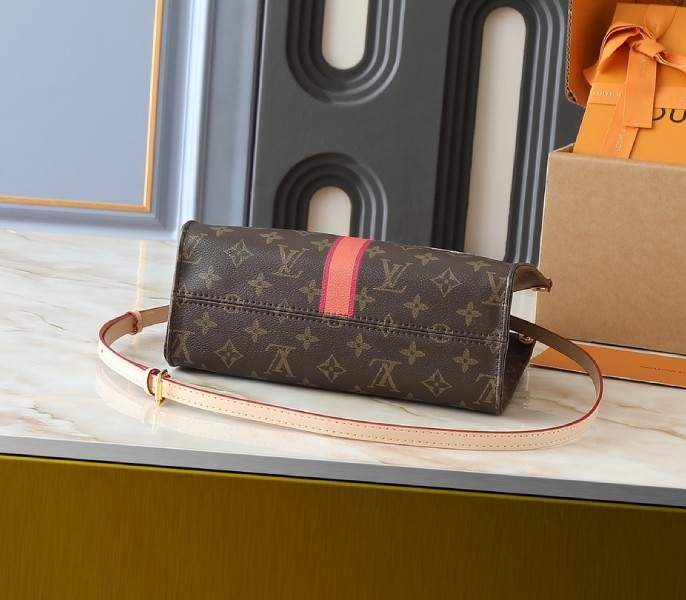 Mon Monogram OnTheGo PM angle 5