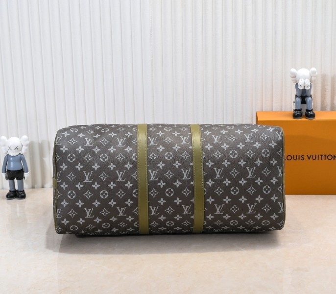 LV Monogram Gradient Canvas Keepall Bandouliere 55 In Khaki Green angle 4