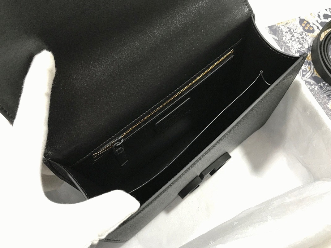 Dior 30 Montaigne Medium Bag Fake in Black Ultramatte Grained Calfskin angle 4
