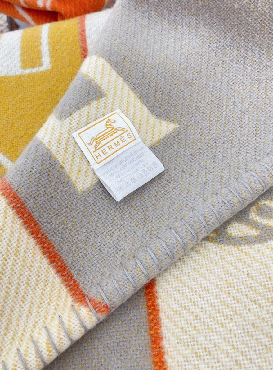 Replica Hermes Avalon Epopee blanket in jaune wool and cashmere angle 4