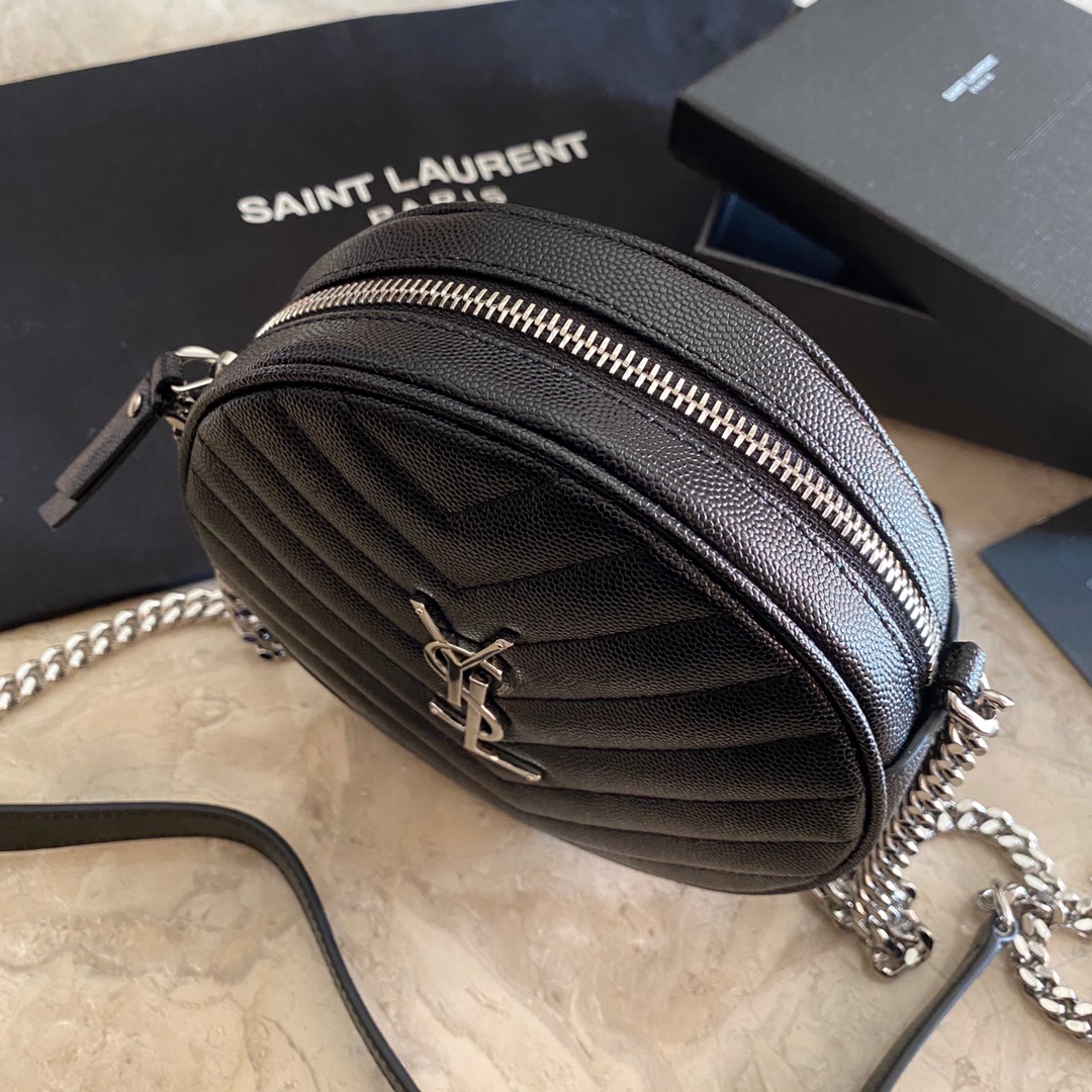 VINYLE ROUND CAMERA BAG IN CHEVRON-QUILTED SMOOTH LEATHER angle 5
