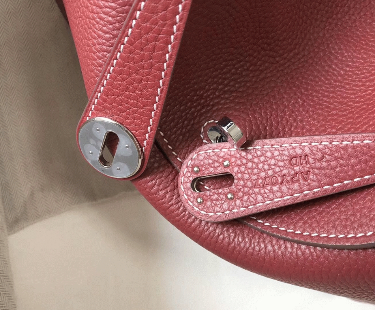 Knockoff Hermes Lindy 26cm handbag in bordeaux angle 4