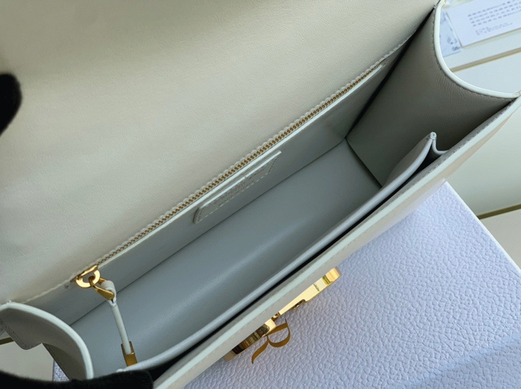Dior 30 Montaigne Medium Bag Fake in White Box Calfskin angle 4