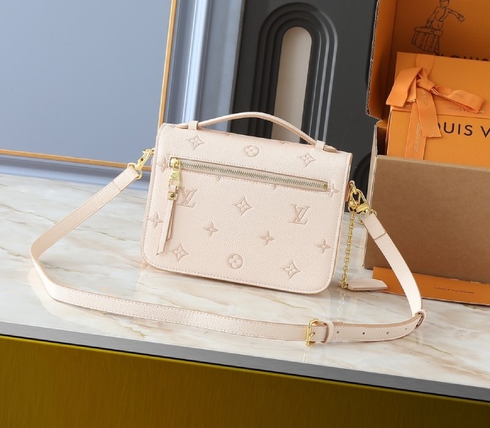 LV Metis Pochette Eden angle 3