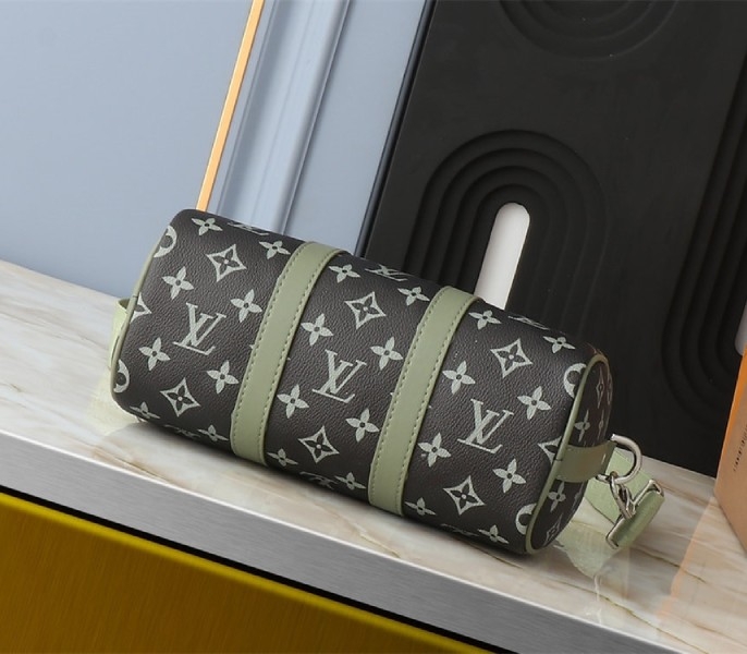 Louis Vuitton Monogram Gradient Canvas Keepall Bandouliere 25 City Bag In Khaki Green angle 4