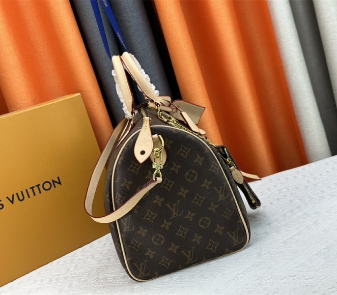 Louis Vuitton Monogram Canvas Speedy P9 Bandouliere 40 Bag angle 3