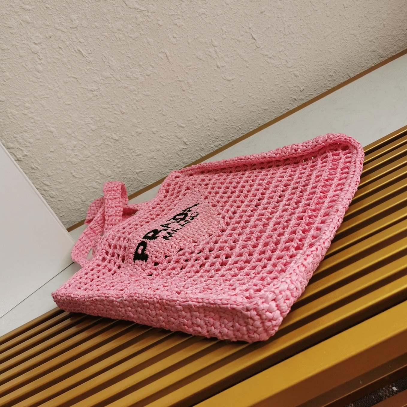 Prada Small Tote Bag Imitation in Pink Woven Raffia angle 5