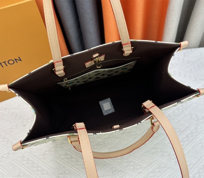 Louis Vuitton Monogram Craggy Onthego MM Tote In Vanilla angle 5