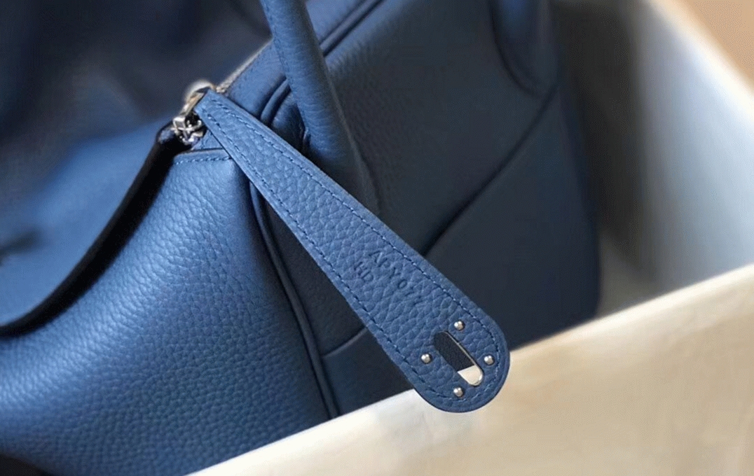 Fake luxury Hermes Lindy 26cm bag in blue agate color angle 4