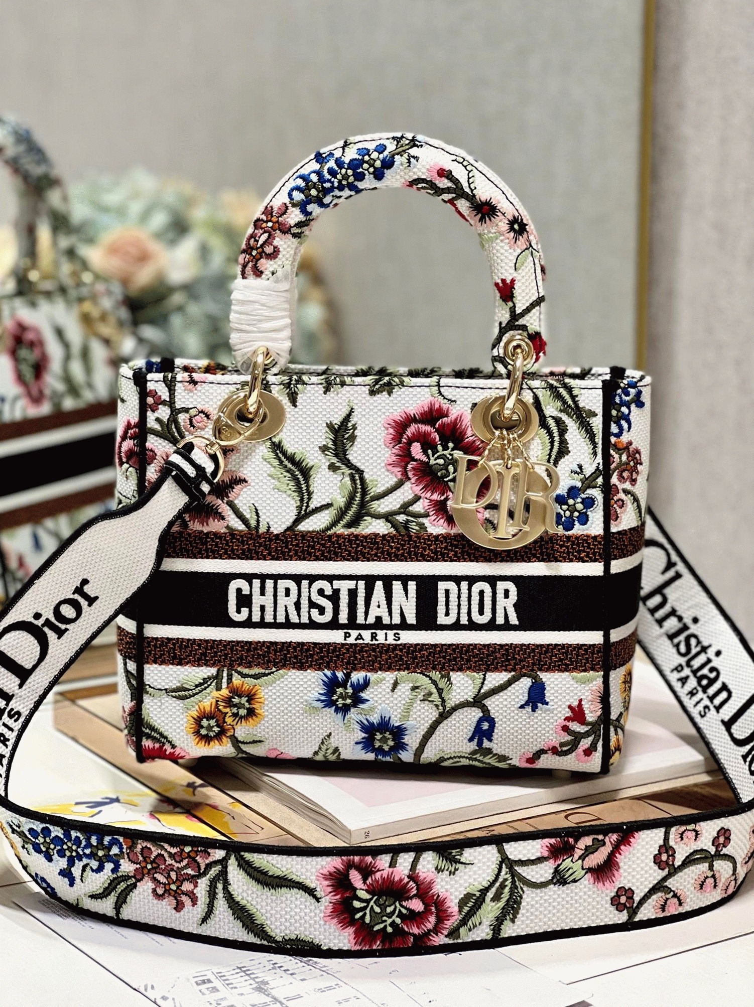 Dior Lady D-Lite Medium Bag Fake in White Dior Petites Fleurs Embroidery angle 4