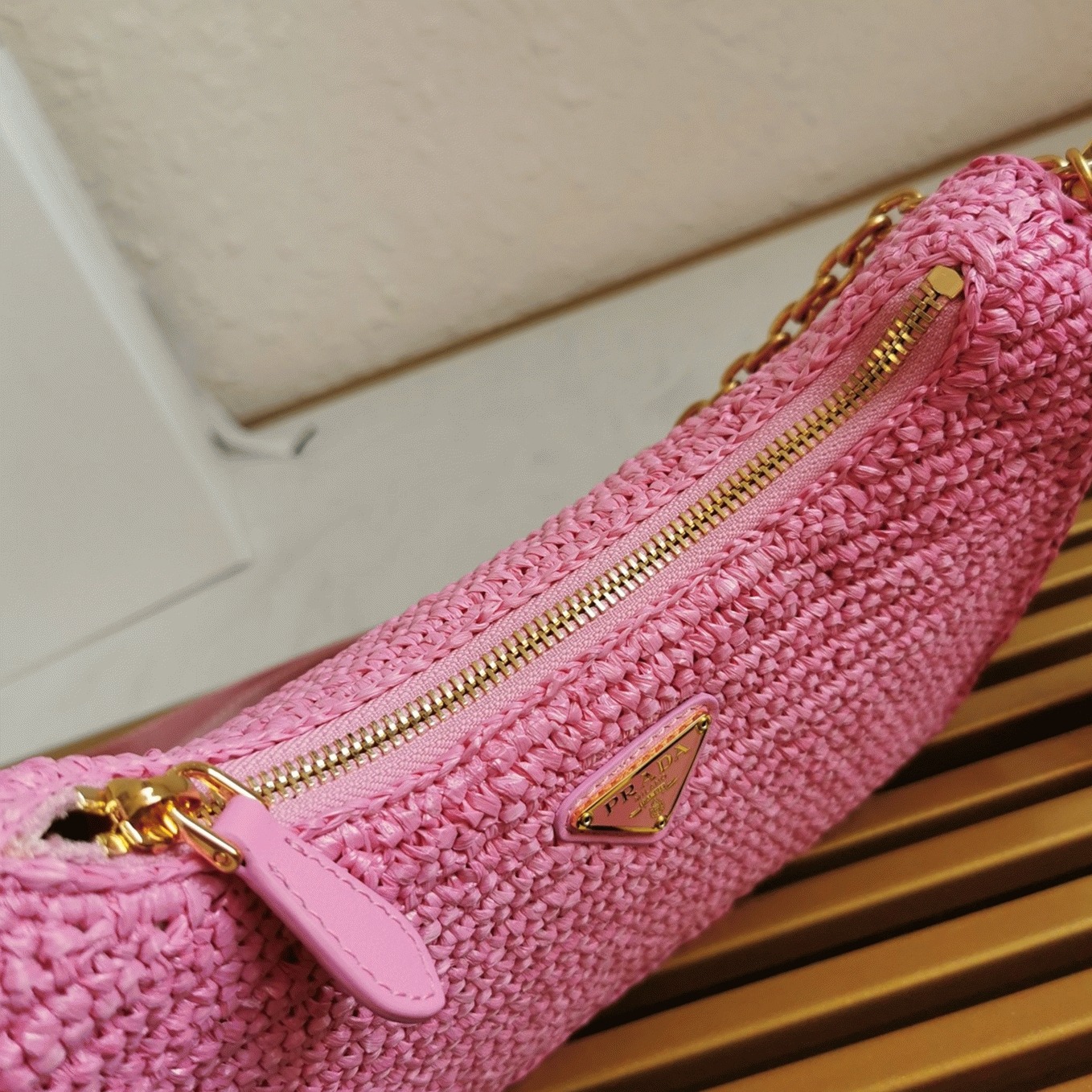 Prada Re-Edition Shoulder Bag Imitation in Pink angle 4