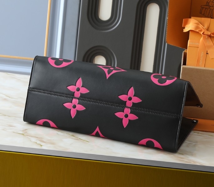 Monogram Empreinte OnTheGo GM Tote In Black And Magenta Pink angle 4