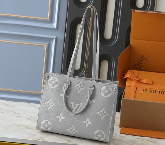 Monogram Empreinte OnTheGo MM Tote In Gray And White Quartz angle 2