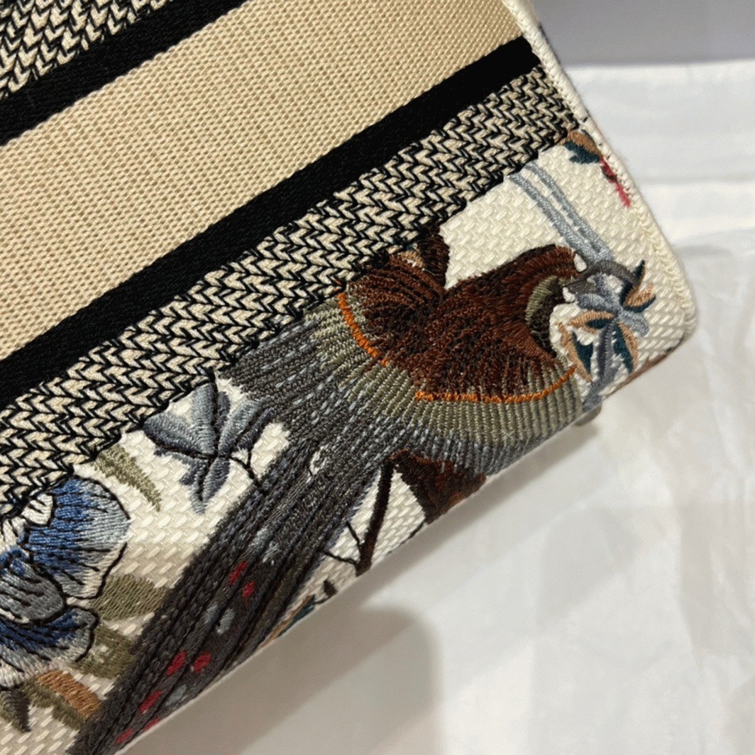 Dior Lady D-Lite Medium Bag Imitation in White Jardin d Hiver Embroidery angle 4