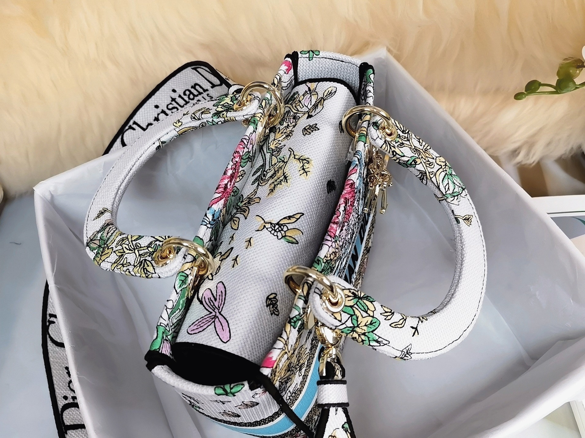Dior Lady D-Lite Medium Bag Fake in White D-Constellation Embroidery angle 3