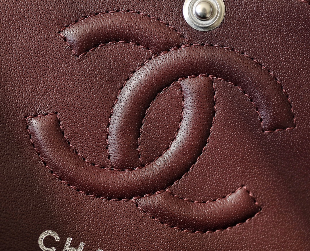 Classic flap bag angle 5
