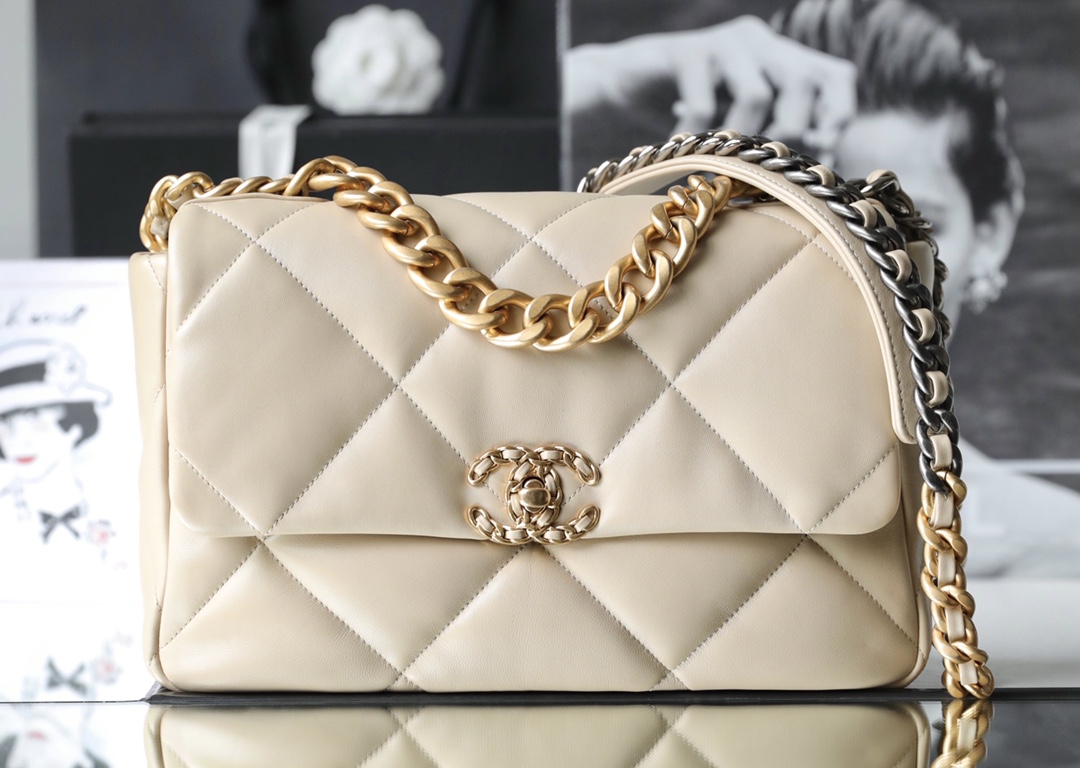 Chanel 19 angle 2