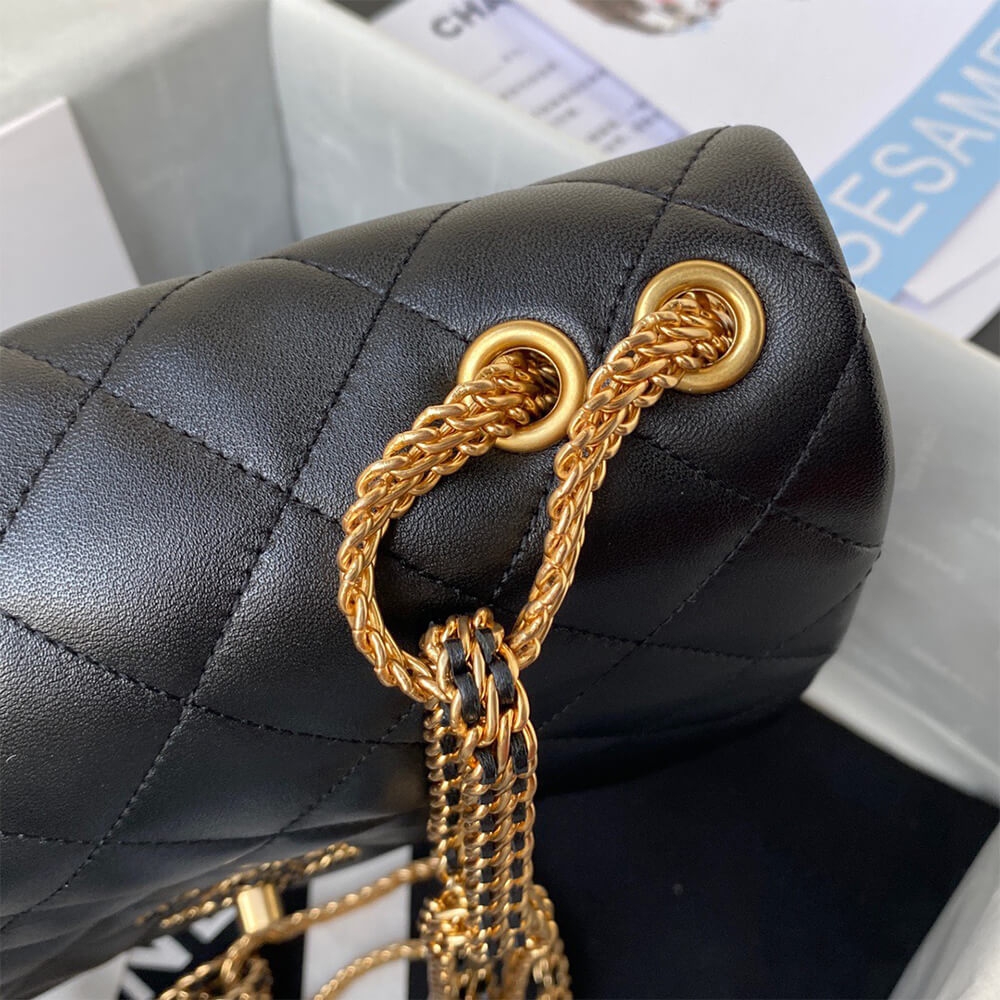 CHANEL FLAP BAG angle 5