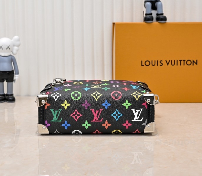 LV X TM Multicolored Side Trunk MM In Black angle 4