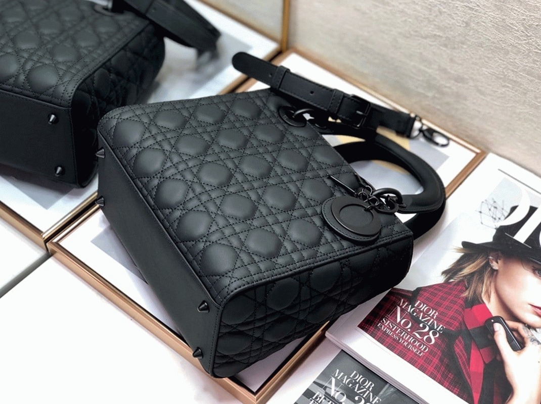 Dior Lady Dior Medium Bag Replica in Black angle 2