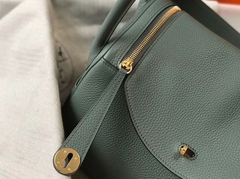 Fake Hermes Lindy 30cm bag in vert amande color angle 5