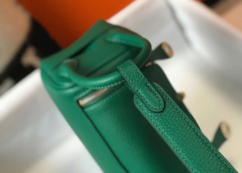 Designer replica Hermes Lindy Mini handbag in green clemence leather angle 4