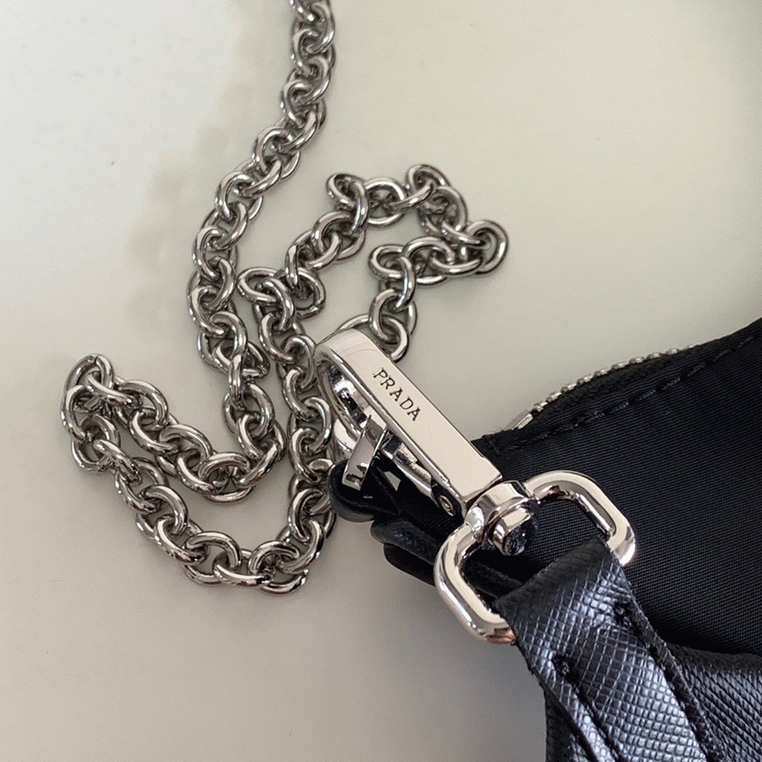 Prada Re-Edition Shoulder Bag Fake in Black angle 3