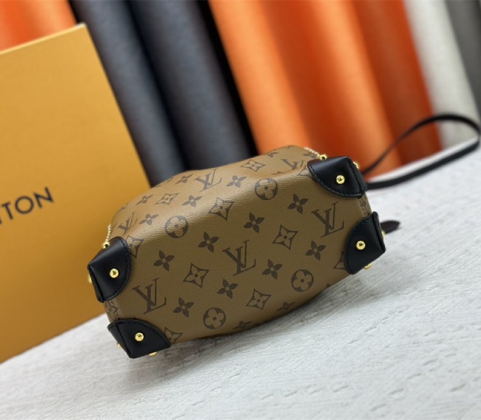 Monogram Reverse Canvas Noe Trunk PM angle 5