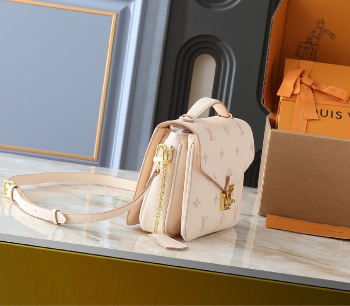 LV Metis Pochette Eden angle 2