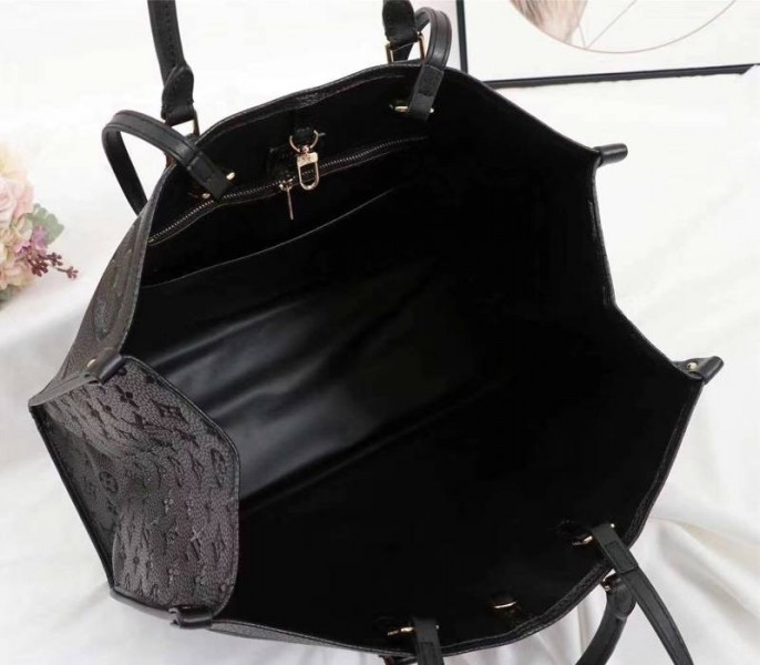 Louis Vuitton Monogram Empreinte Giant Onthego GM Tote In Black angle 5