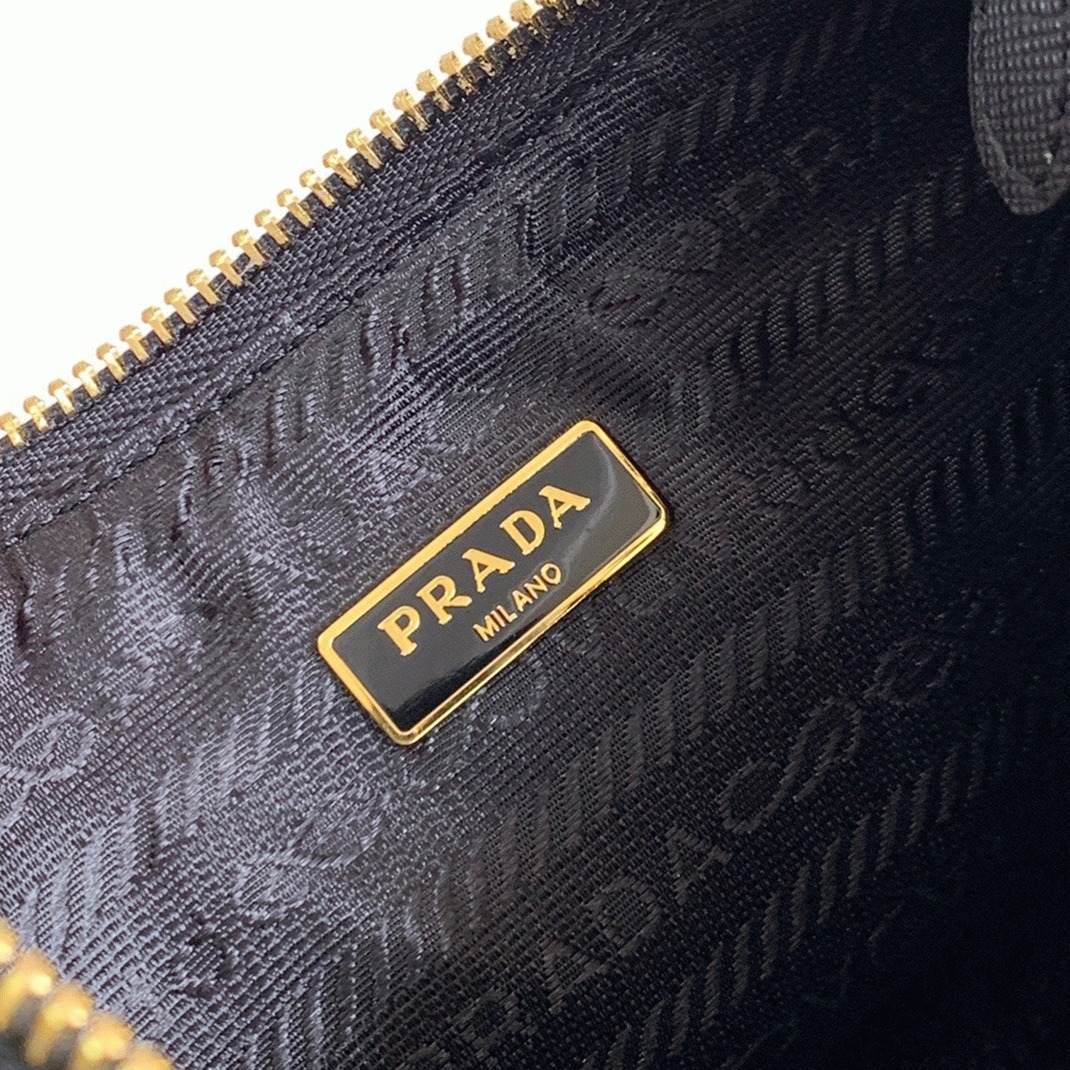 Prada Re-Edition 2005 Shoulder Bag Fake in Black angle 5