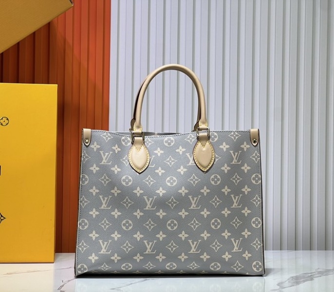 Fall Winter 2024 Onthego MM In Trainon Gray angle 3