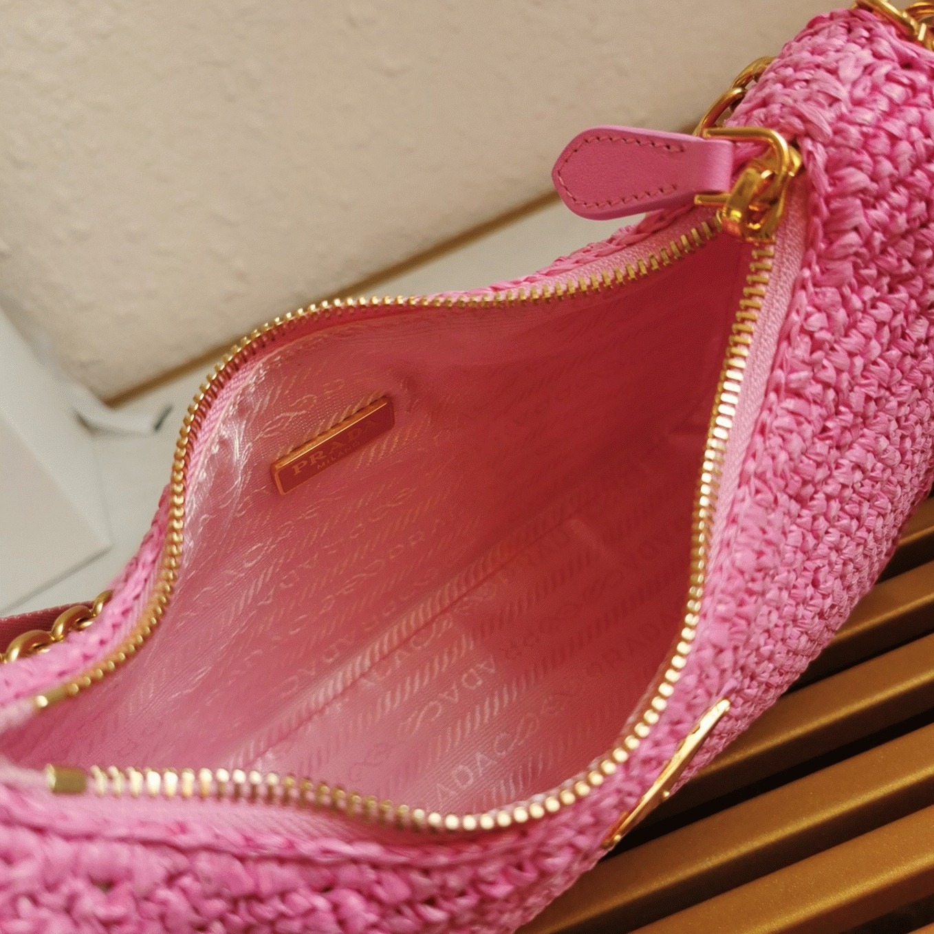 Prada Re-Edition Shoulder Bag Imitation in Pink angle 2