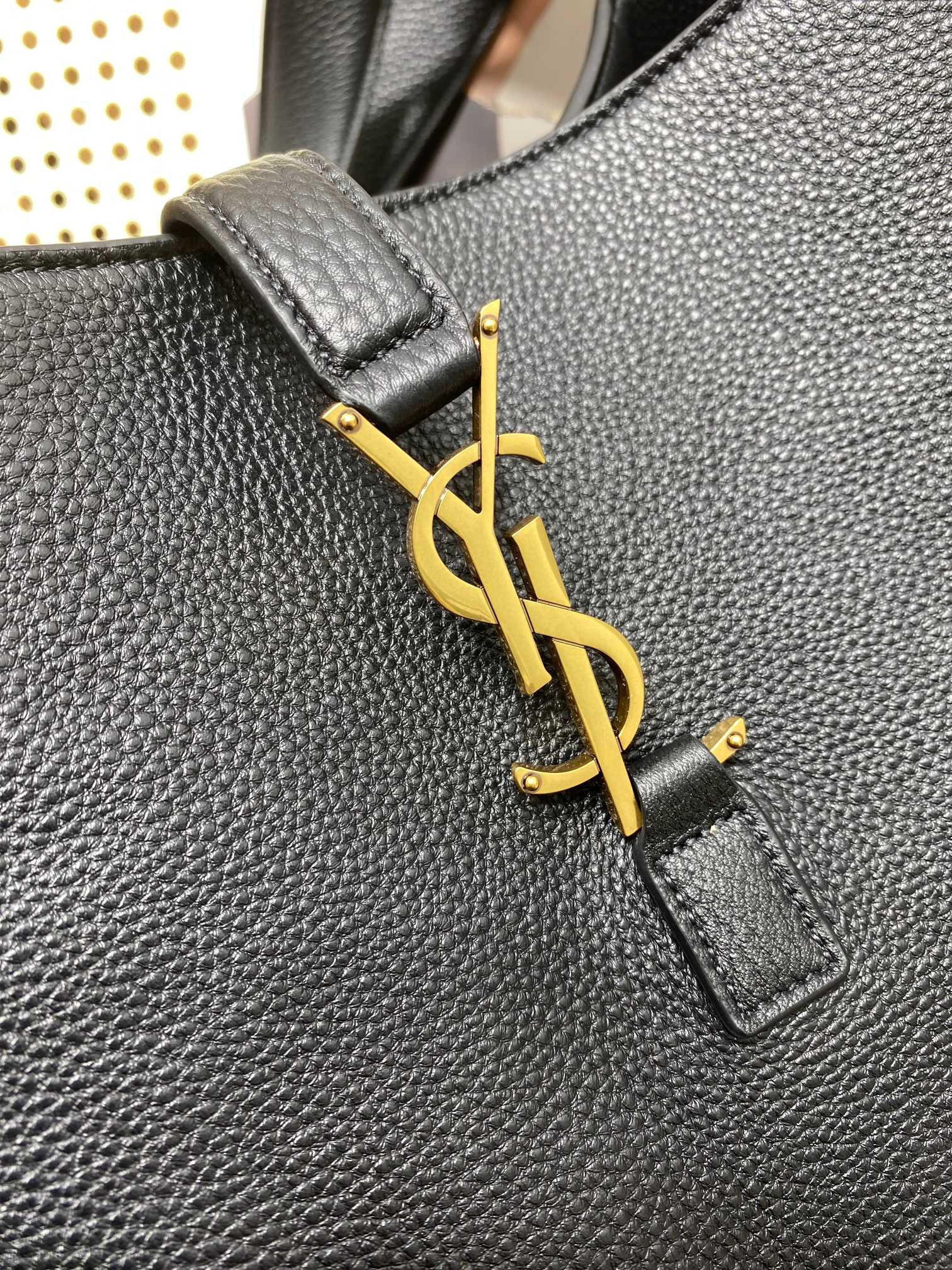 YSL BEA IN GRAINED LEATHER angle 5