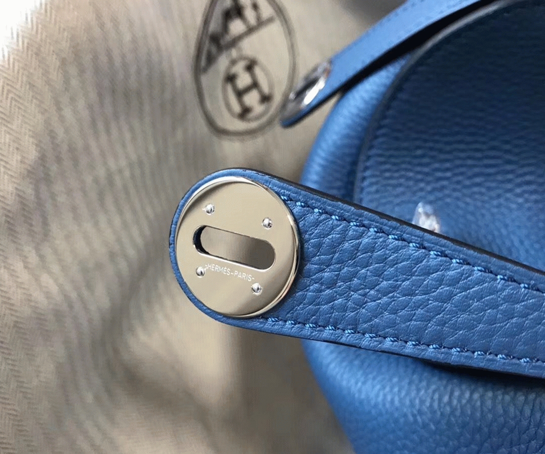Fake luxury Hermes Lindy 26cm bag in blue agate color angle 5