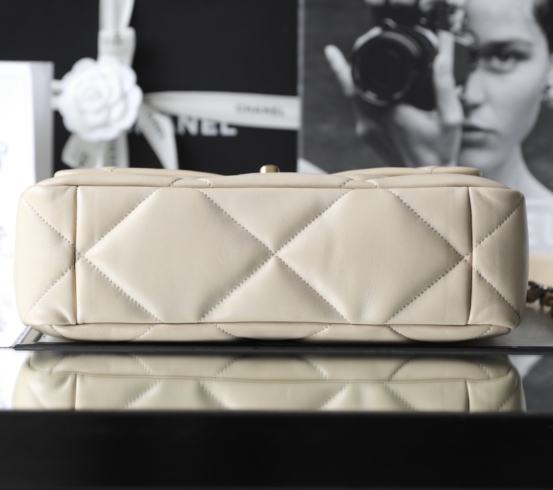 Chanel 19 angle 5