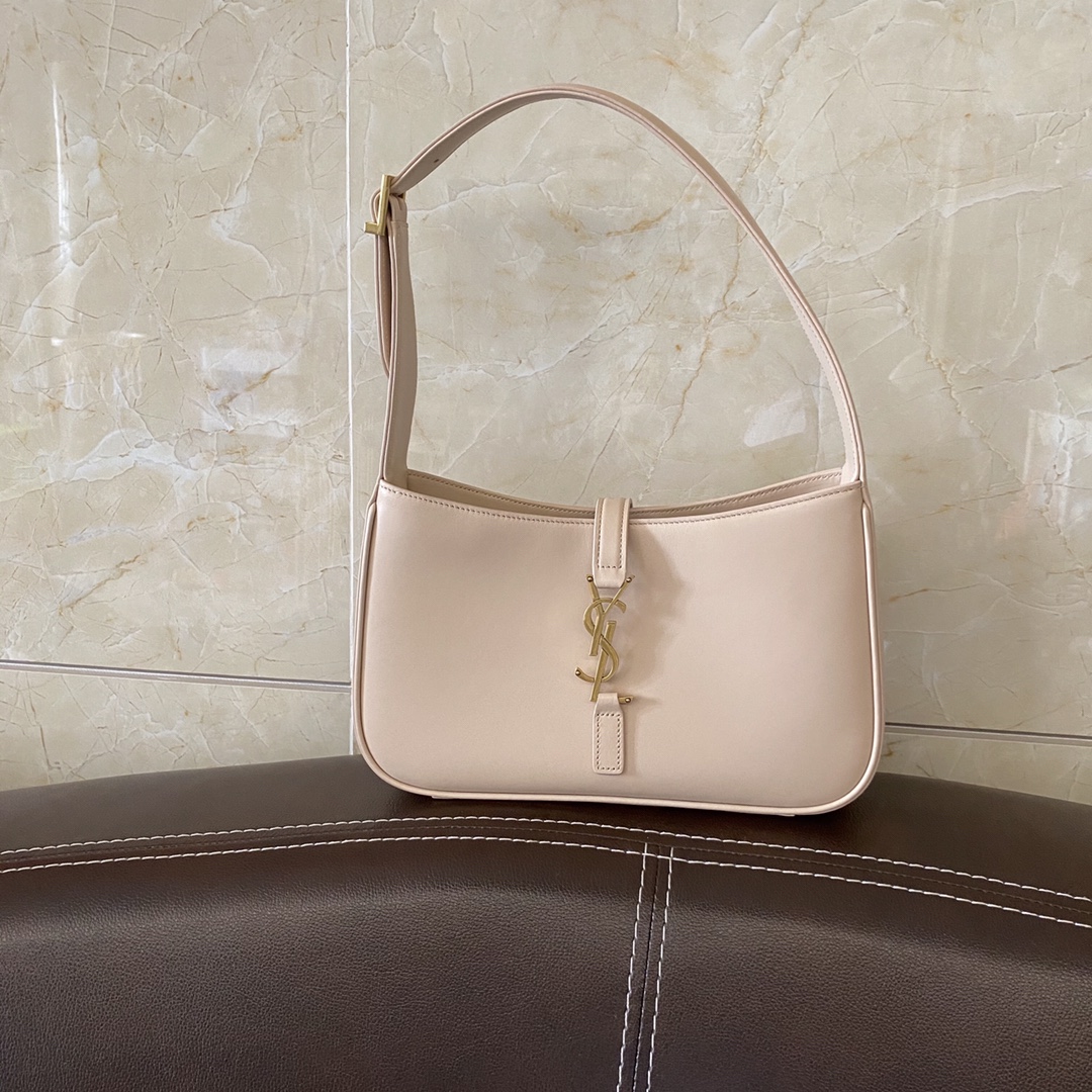 LE 5 À 7 HOBO BAG IN CROCODILE-EMBOSSED SHINY LEATHER angle 3