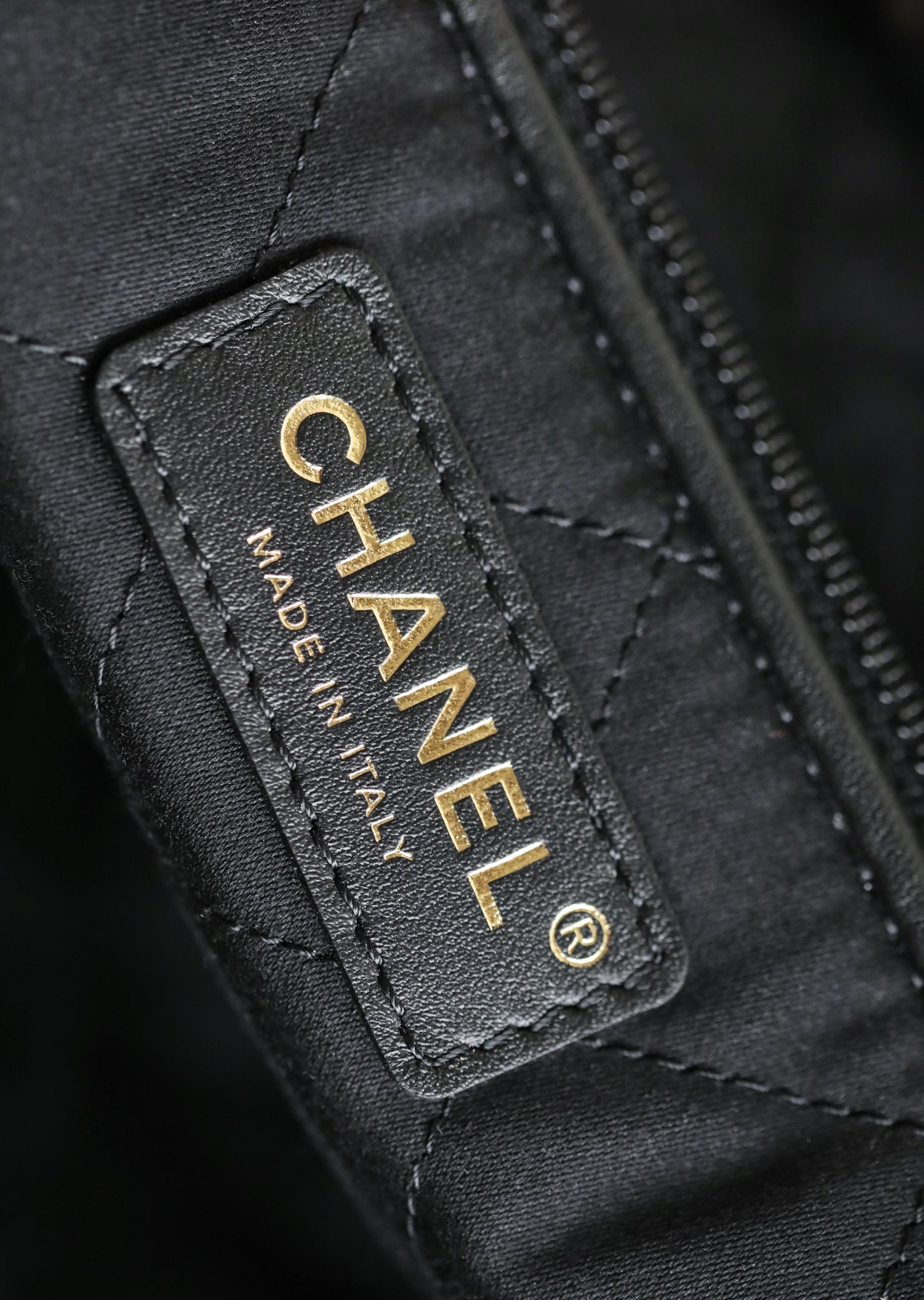 𝖬𝗈𝗇𝗍𝖾𝖻𝖾𝗅𝗅𝗈 zip bag angle 3