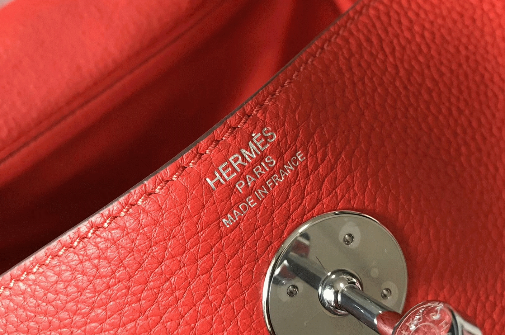 Fake Hermes Lindy 26cm handbag in red angle 3