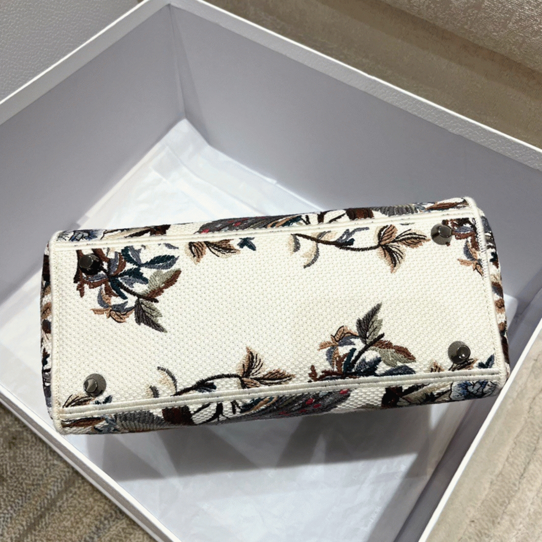 Dior Lady D-Lite Medium Bag Imitation in White Jardin d Hiver Embroidery angle 2