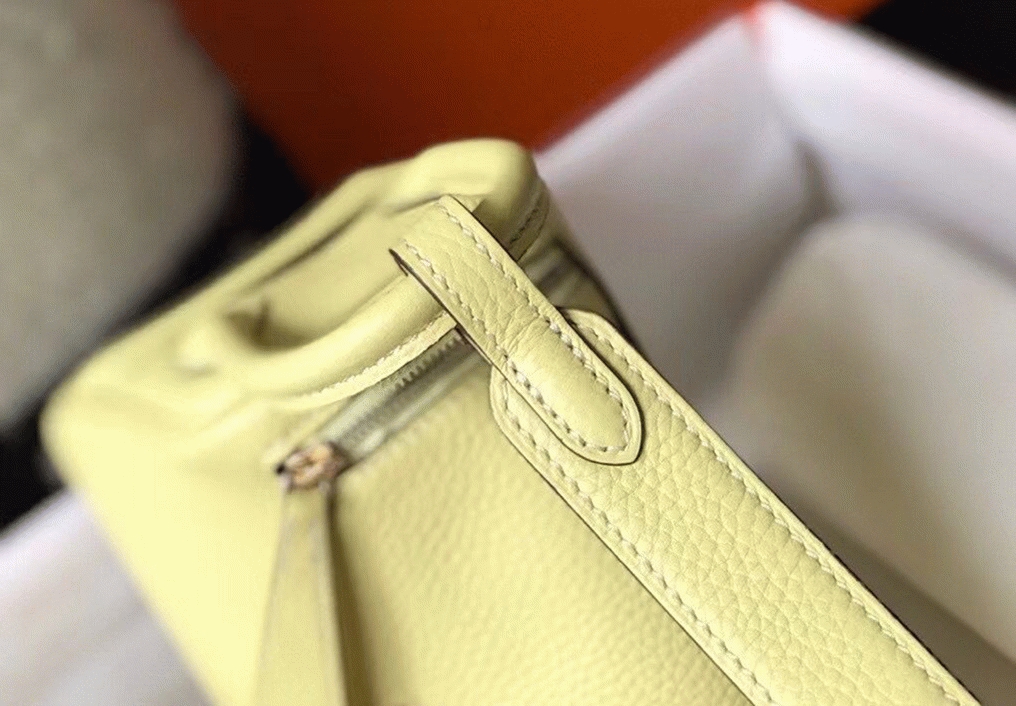 Replica Hermes Lindy Mini handbag in jaune poussin clemence leather angle 2