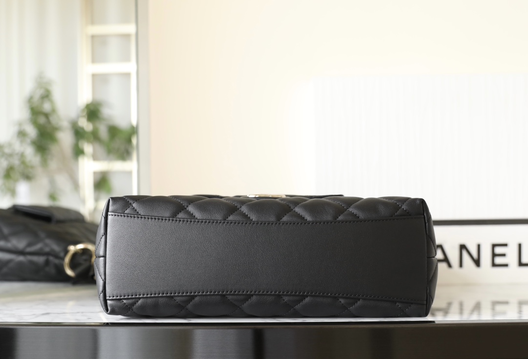 Chanel Hobo bag angle 5