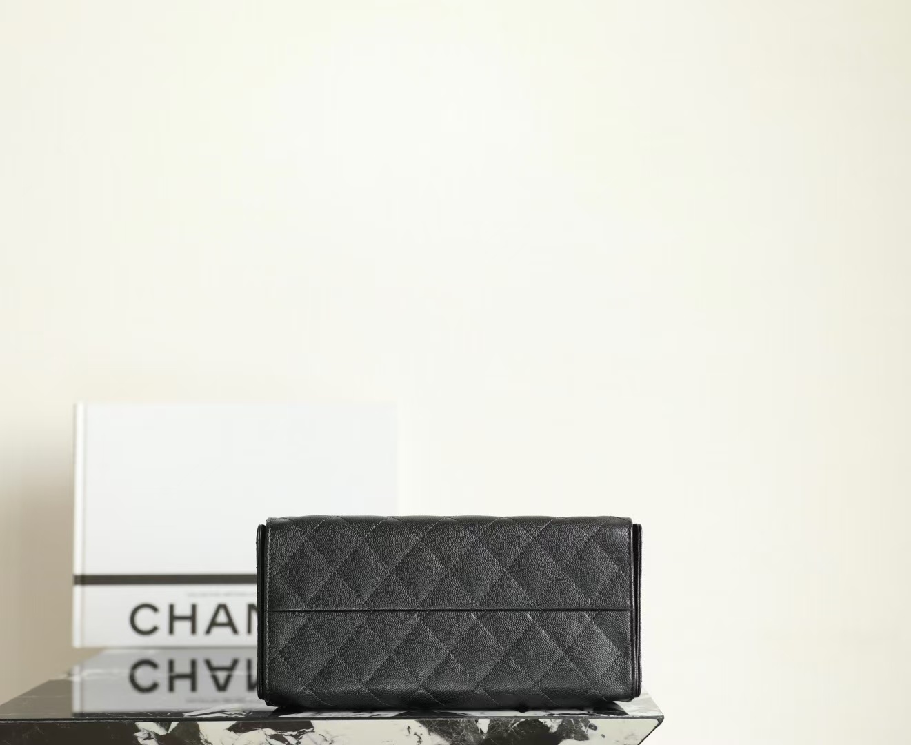 CHANEL 25 MEDIUM HANDBAG angle 4
