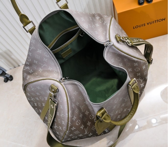 LV Monogram Gradient Canvas Keepall Bandouliere 55 In Khaki Green angle 5