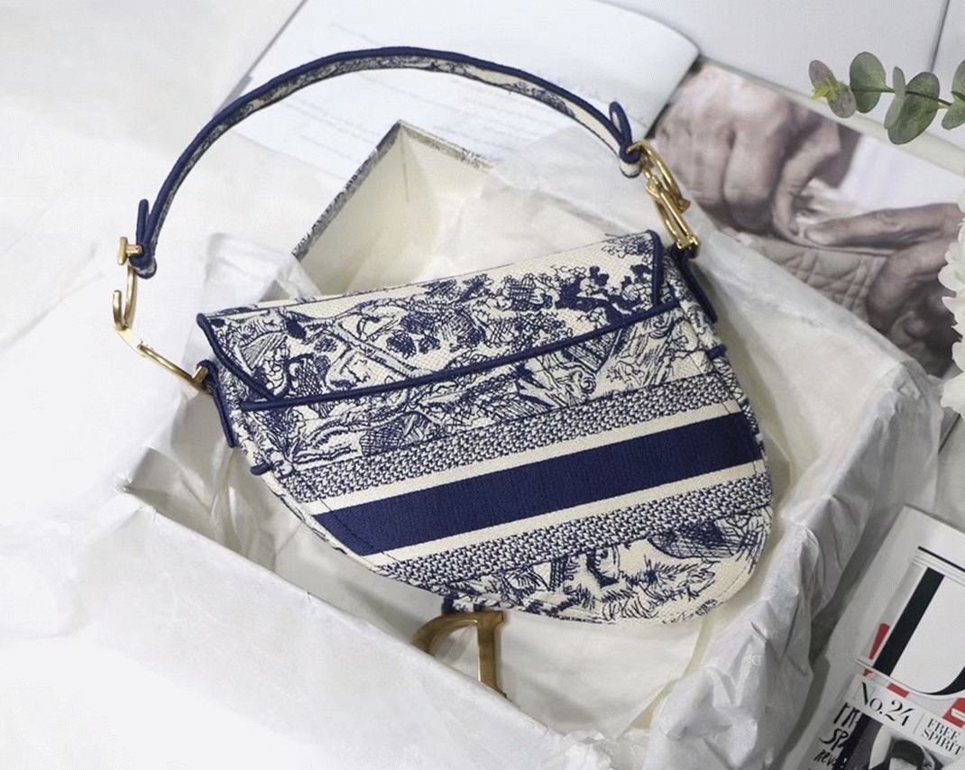 Dior Saddle Bag Replica in Blue Toile de Jouy Embroidery angle 4