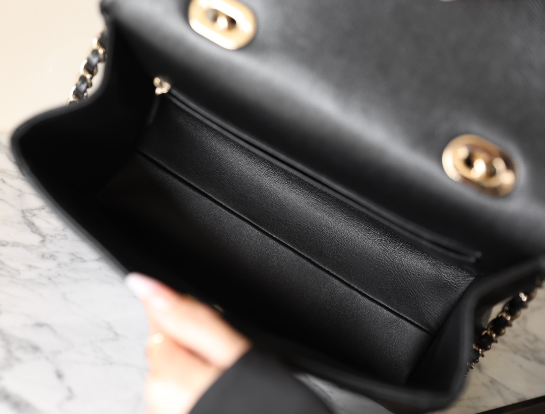 Kelly Handbag angle 4