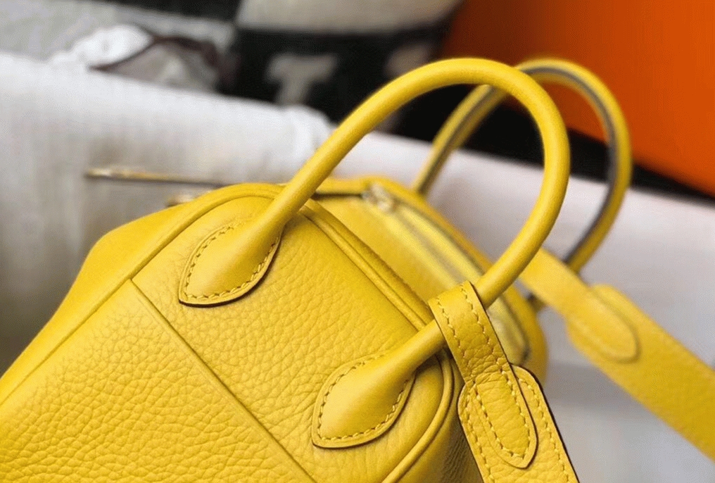 Fake luxury Hermes Lindy Mini handbag in yellow clemence leather angle 5