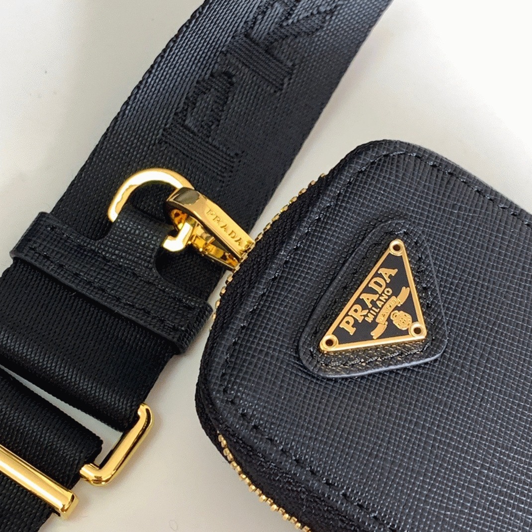 Prada Re-Edition 2005 Shoulder Bag Fake in Black angle 4