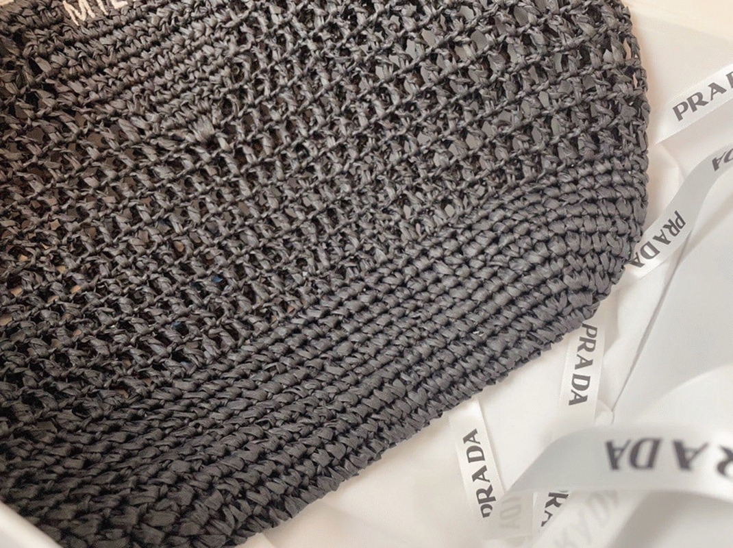 Prada Large Tote Bag Fake in Black Woven Raffia angle 4
